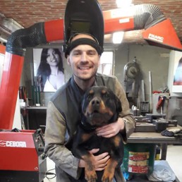 Efi Veyzer met hond in zijn atelier.